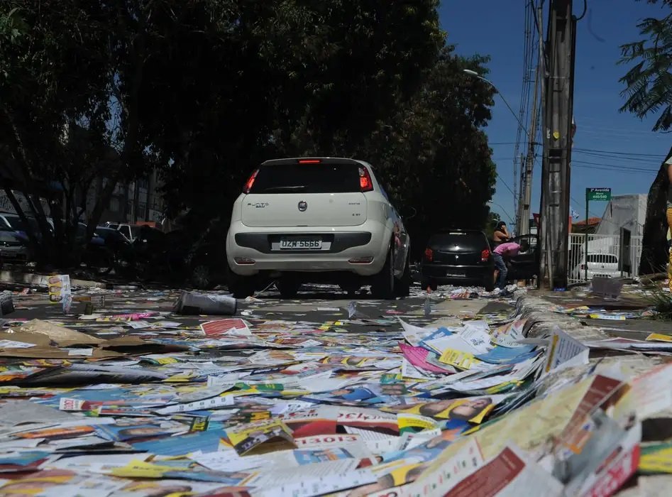 mp-aciona-justica-contra-37-candidatos-no-ceara-por-espalhar-santinhos-na-rua-no-dia-da-eleicao