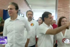 evandro-leitao-vota-no-segundo-turno-em-fortaleza,-acompanhado-por-camilo-e-elmano