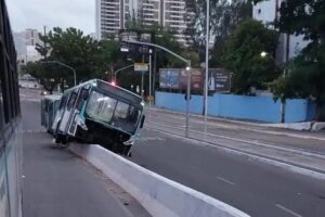 acidente:-onibus-sobe-em-mureta-de-tunel-em-fortaleza;-veiculo-estava-sem-passageiros