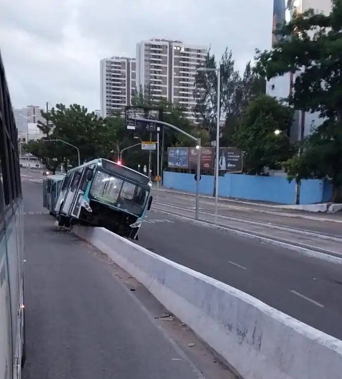 acidente:-onibus-sobe-em-mureta-de-tunel-em-fortaleza;-veiculo-estava-sem-passageiros