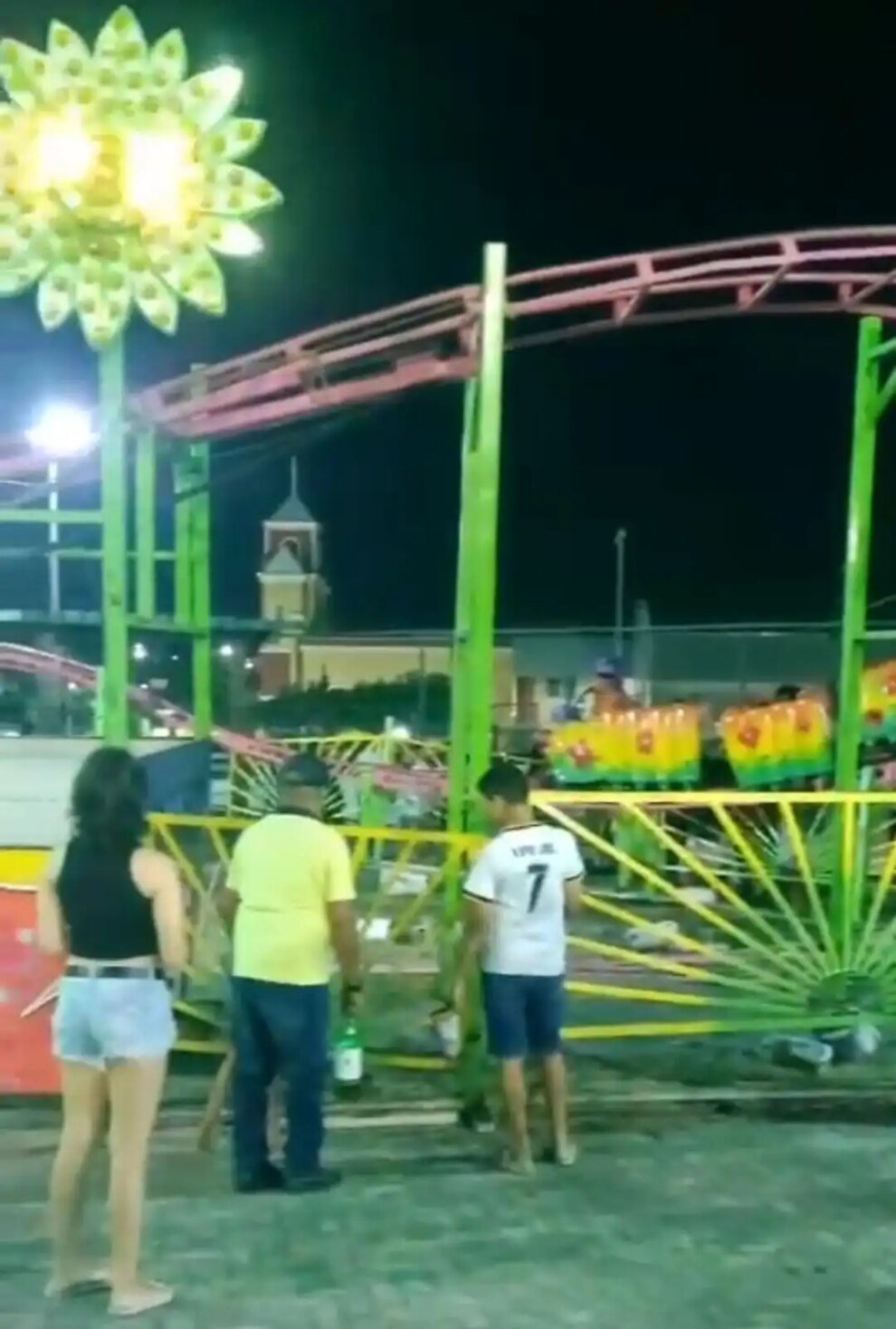 brinquedo-de-parque-sai-do-trilho-e-causa-panico-no-conjunto-ceara