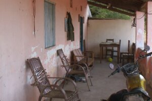 criminosos-invadem-fazenda,-fazem-familia-refem-e-obrigam-vitimas-a-fazer-pix-e-emprestimos