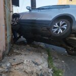 mulher-escapa-por-segundos-de-ser-atingida-por-carro-que-bateu-em-poste