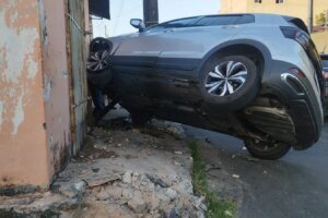 mulher-escapa-por-segundos-de-ser-atingida-por-carro-que-bateu-em-poste