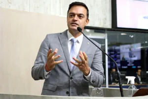 fernando-santana-desiste-de-candidatura-a-presidencia-da-alece