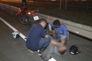 motociclista-e-hospitalizado-apos-ser-atingido-por-veiculo-na-br-116;-motorista-fugiu-do-local