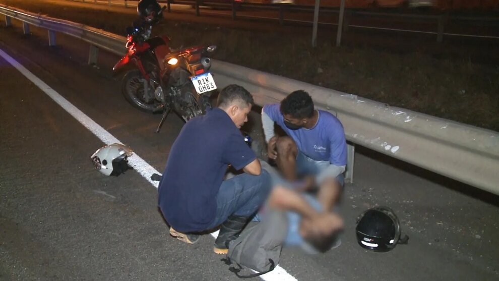 motociclista-e-hospitalizado-apos-ser-atingido-por-veiculo-na-br-116;-motorista-fugiu-do-local