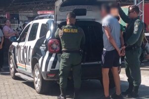 ladrao-e-preso-ao-ser-flagrado-pela-policia-tentando-furtar-motos-em-estacionamento-em-fortaleza