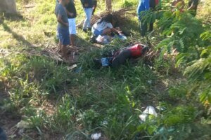 motociclista-e-arremessado-apos-colisao,-bate-a-cabeca-em-coqueiro-e-cai-em-vala-na-ce-060