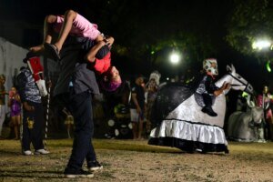 “reisado-na-rua”:-exposicao-de-artista-cearense-celebra-tradicao-e-cultura-em-sobral