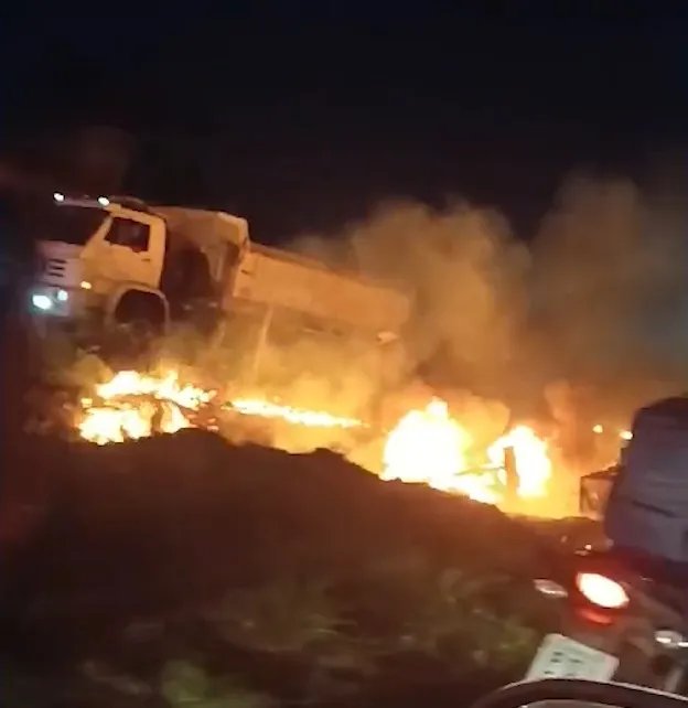 paredao-de-som-cai-na-via-e-pega-fogo-apos-acidente-entre-carro-e-caminhao-em-maracanau