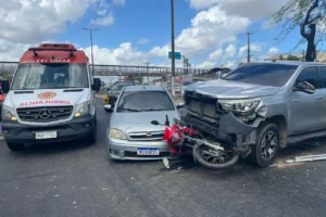 acidente:-motorista-sobe-canteiro,-invade-pista-contraria-e-colide-contra-carro-e-moto-em-caucaia/ce