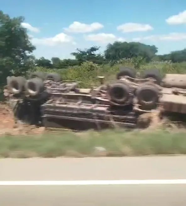 caminhao-capota-entre-crato-e-nova-olinda,-no-ceara,-e-motorista-fica-preso-as-ferragens