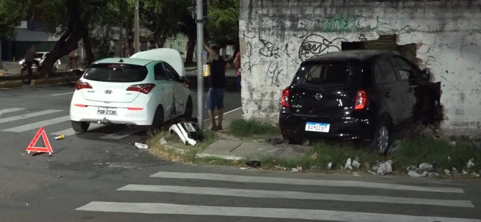 carro-quebra-muro-e-invade-casa-apos-acidente-em-fortaleza;-uma-crianca-ficou-ferida