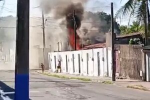 incendio-destroi-casa-em-fortaleza;-supeita-e-que-fogo-tenha-sido-causado-por-curto-circuito