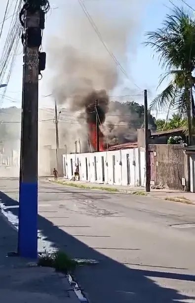 incendio-destroi-casa-em-fortaleza;-supeita-e-que-fogo-tenha-sido-causado-por-curto-circuito