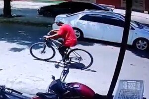 homem-e-flagrado-furtando-bicicleta-parada-em-frente-a-padaria-em-fortaleza