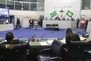 deputados-cearenses-aprovam-aumento-dos-proprios-salarios-para-quase-r$-35-mil