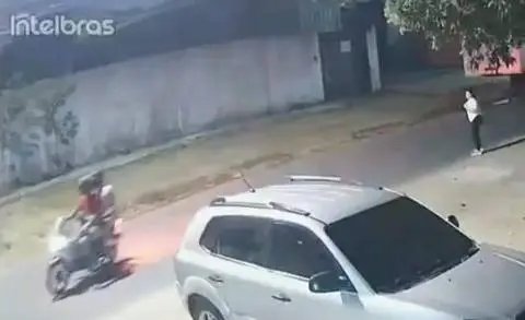 camera-flagra-tentativa-de-assalto-contra-duas-mulheres-em-rua-do-passare