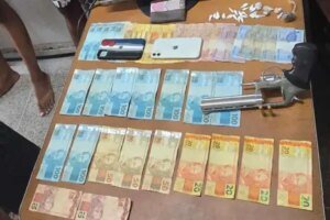 trio-e-preso-pela-policia-militar-com-arma,-drogas-e-dinheiro-em-jericoacoara