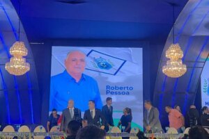prefeito-reeleito-de-maracanau-roberto-pessoa-chega-a-solenidade-de-posse