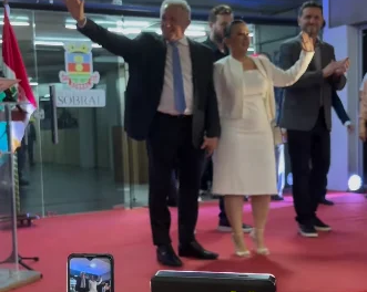 ao-som-de-“ymc.a”,-oscar-rodrigues-chega-a-prefeitura-de-sobral-para-cerimonia-de-posse