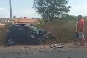 motorista-e-hospitalizado-apos-acidente-com-colisao-frontal-entre-carro-e-onibus-em-acopiara/ce