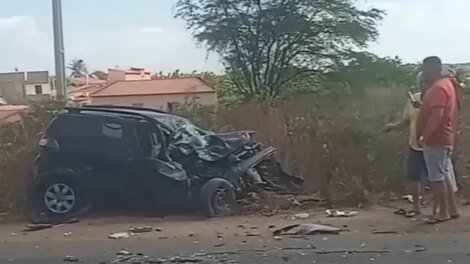 motorista-e-hospitalizado-apos-acidente-com-colisao-frontal-entre-carro-e-onibus-em-acopiara/ce