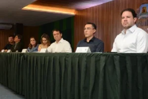 leo-couto-da-posse-a-cinco-vereadores-suplentes-na-camara-municipal-de-fortaleza