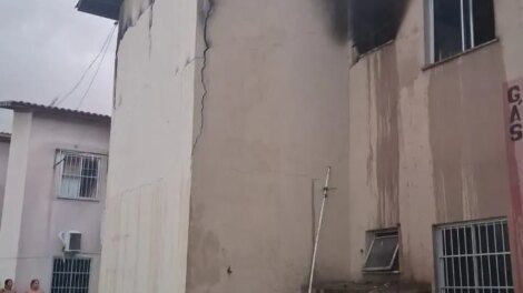 incendio-e-registrado-em-casa-de-maracanau-e-corpo-de-bombeiros-controla-o-fogo