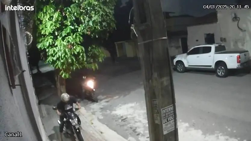 bicicleta-e-furtada-em-invasao-a-terreno-de-grafica:-cameras-registram-acao-do-criminoso