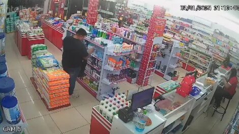 criminosos-sao-flagrados-por-camera-de-seguranca-furtando-produtos-de-farmacia-em-fortaleza