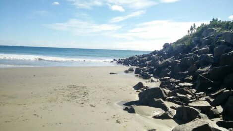 cabeca-humana-e-encontrada-na-faixa-de-areia-da-praia-da-leste-oeste,-em-fortaleza