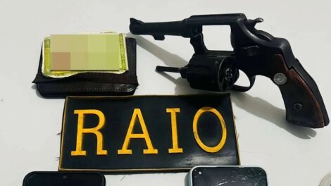 homem-e-preso-com-arma-de-fogo-apos-tentar-fugir-de-abordagem-policial-em-pacatuba/ce