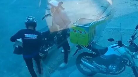 entregador-e-assaltado-na-entrada-de-condominio-residencial-na-maraponga,-em-fortaleza