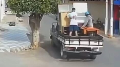 homem-cai-de-veiculo-apos-guarda-roupa-bater-em-arvore-no-interior-do-ceara