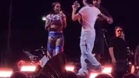 anitta-se-irrita-e-da-bronca-em-fa-que-invadiu-palco-durante-o-seu-show