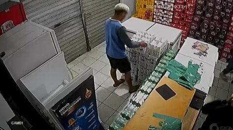 criminosos-rendem-vitimas,-assaltam-comercio-e-fogem-em-carro-roubado