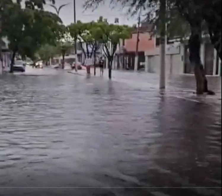 chuvas-deixam-ruas-e-avenidas-alagadas-em-quixada-(ce),-neste-domingo-(12)