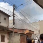 casa-pega-fogo-em-tiangua-e-moradores-e-bombeiros-se-mobilizam-para-apagar-o-incendio