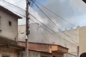 casa-pega-fogo-em-tiangua-e-moradores-e-bombeiros-se-mobilizam-para-apagar-o-incendio