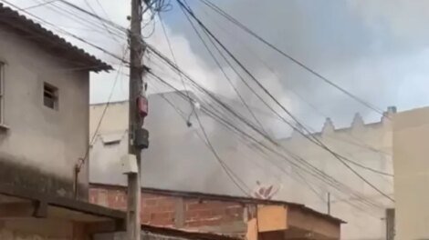 casa-pega-fogo-em-tiangua-e-moradores-e-bombeiros-se-mobilizam-para-apagar-o-incendio