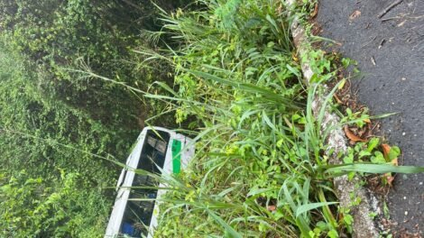 micro-onibus-cai-em-ribanceira-em-serra-no-interior-do-ceara