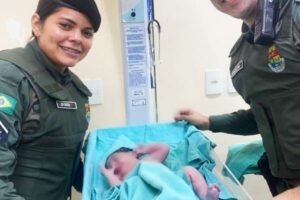 mulher-da-a-luz-com-ajuda-de-policiais-militares-em-maracanau