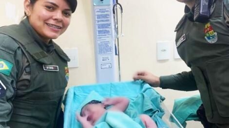 mulher-da-a-luz-com-ajuda-de-policiais-militares-em-maracanau