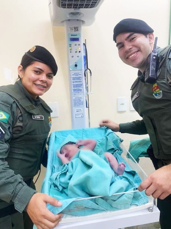 mulher-da-a-luz-com-ajuda-de-policiais-militares-em-maracanau