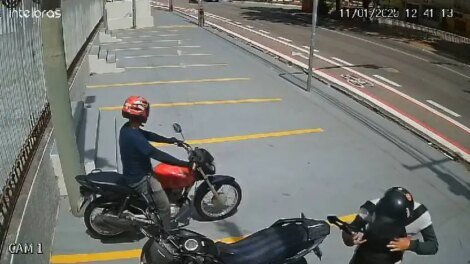 moto-e-furtada-a-luz-do-dia-em-calcada-de-igreja-no-bairro-benfica,-em-fortaleza