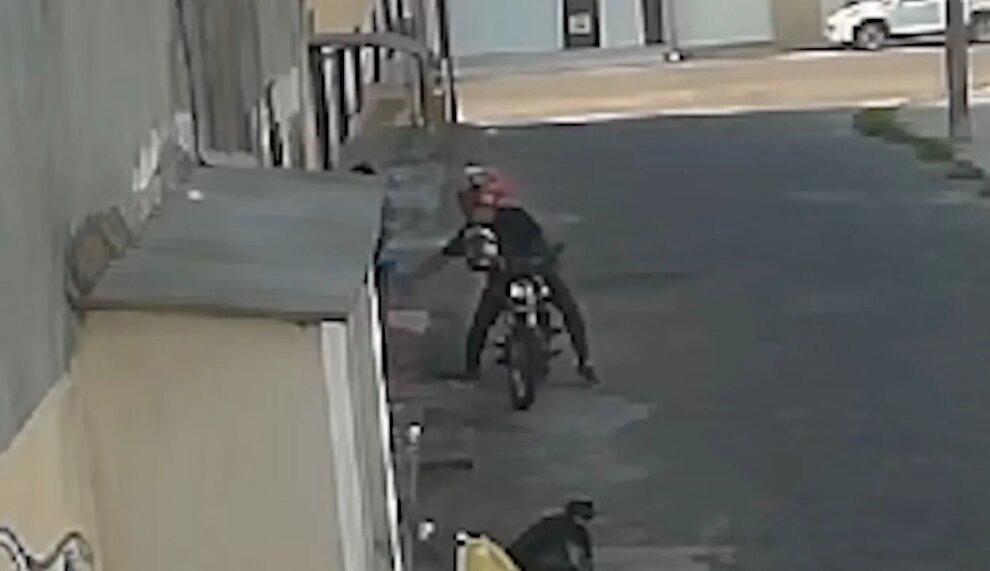 importunacao-sexual:-motociclista-por-aplicativo-levanta-saia-de-passageira-ao-deixa-la-em-casa