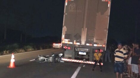 idoso-morre-ao-bater-moto-na-traseira-de-caminhao-que-estava-parado-ha-mais-de-24h-em-rodovia