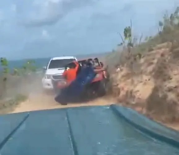 buggy-que-levava-turistas-e-caminhonete-colidem-em-canoa-quebrada-e-duas-pessoas-ficam-feridas